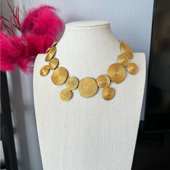 Vintage Gold Tone Swirl Circle Necklace - Picture 10 of 11